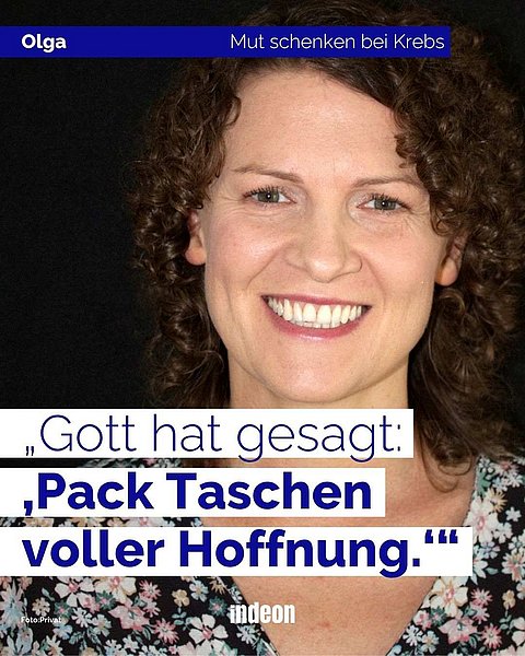 Eine Frau mit dunklem lockigem Haar lacht freundlich in die Kamera. Das ist Olga heute. Text: "Olga. Mut schenken bei Krebs. "Gott hat gesagt: 'Pack Taschen voller Hoffnung.'"
