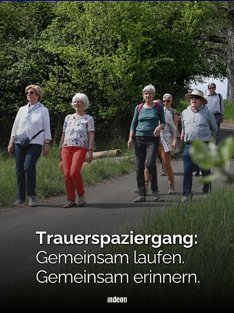 Trauernde beim spazieren gehen durch grüne Wiesen