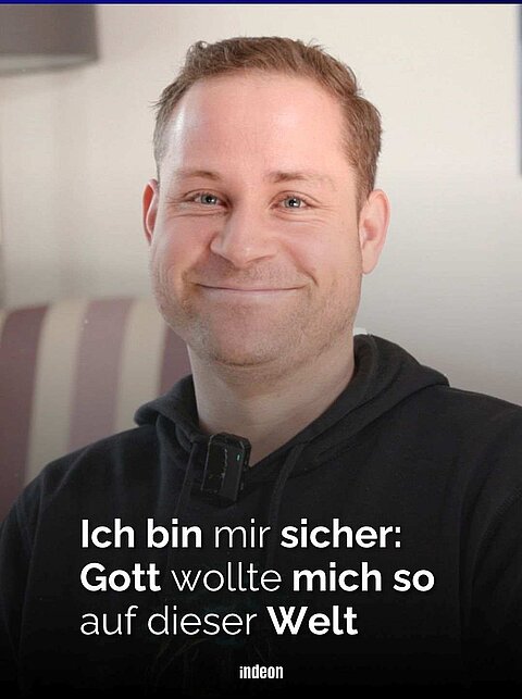 Zu sehen ist ein Thumbnail mit Text. Lucas Zehnle sitzt im Rollstuhl. In weißer Schrift ist zu lesen: Ich bin mir sicher, dass mich Gott so gewollt hat