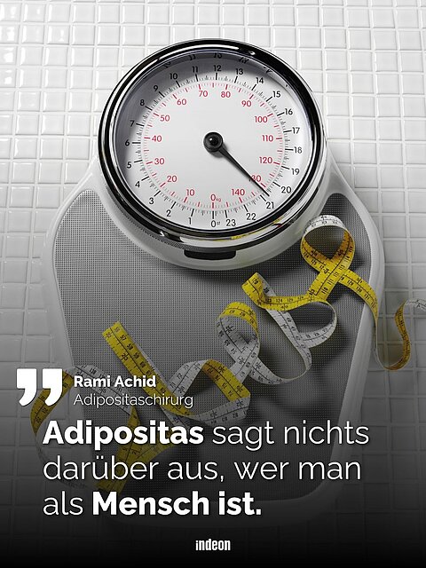 Personenwaage mit Maßband mit einem Zitat des Adipositaschirurgen Rami Achid.