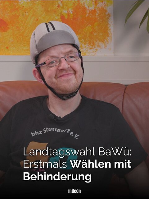 Ein Mann mit grauer Helmmütze lächelt. Er trägt ein schwarzes T-Shirt. Dazu der Text: Landtagswahl BaWü: erstmals Wählen mit Behinderung
