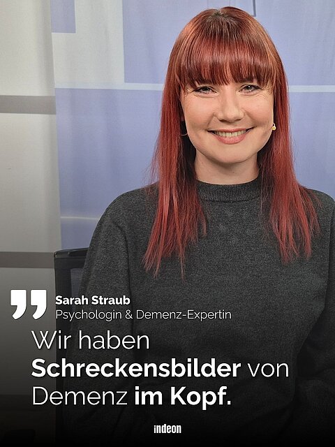 Junge Frau mit roten Haaren lächelt in die Kamera, Zitattext über Demenz: „Wir haben Schreckensbilder von Demenz im Kopf“.
