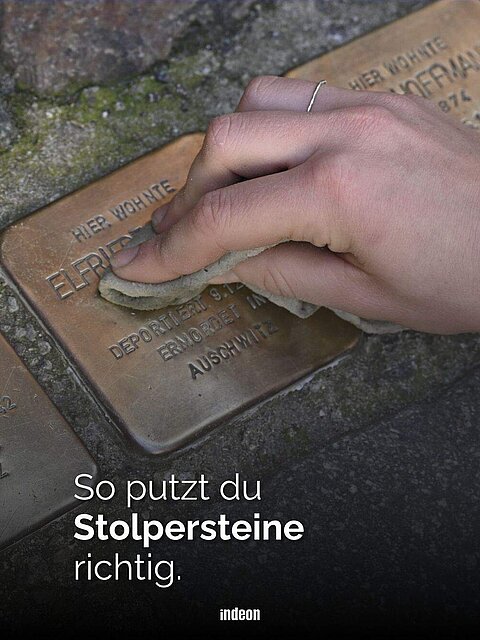 Eine Hand putzt einen Stolperstein mit einem Lappen. Text: So putzt du Stolpersteine richtig.