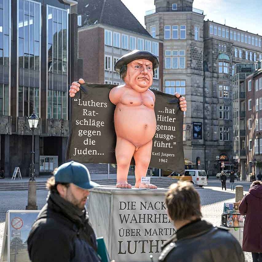 2018 gab es eine Demo gegen Luther von der religionskritischen Giordano-Bruno-Stiftung 
