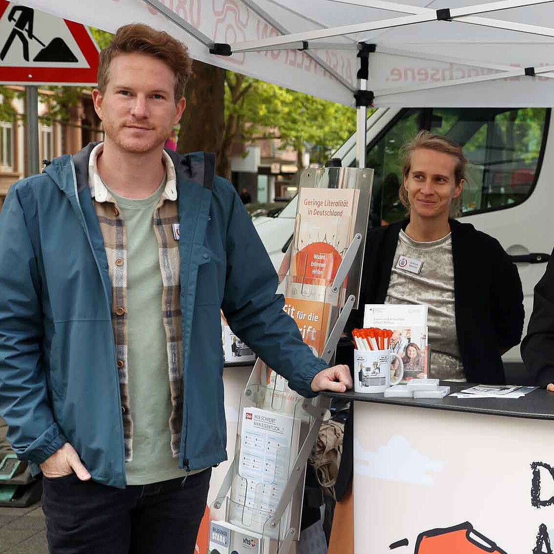 Stefan steht am ALFA-Mobil-Stand in Offenbach