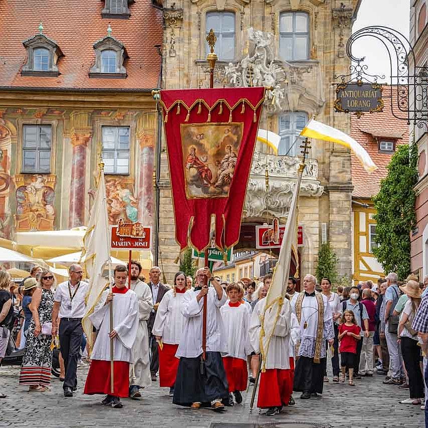 Fronleichnamsprozession am 16.06.2022 in Bamberg. Im Hintergrund das Alte Rathaus.