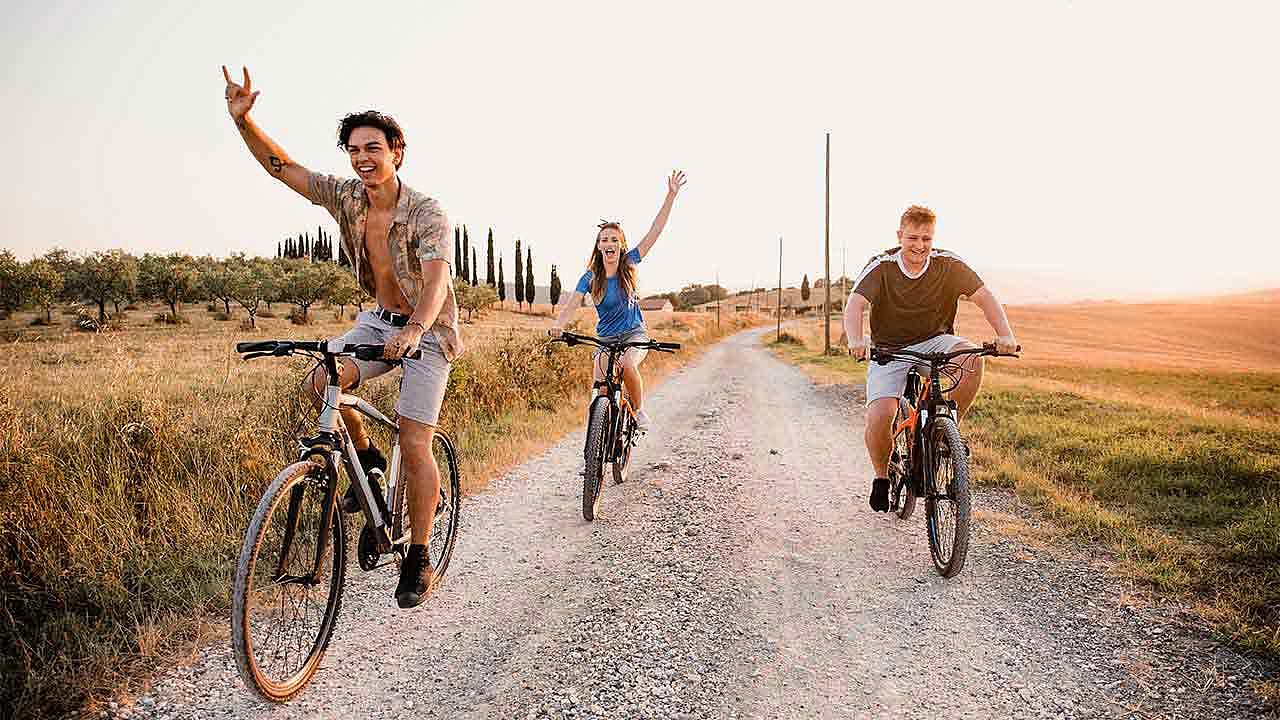 Junge Erwachsene auf Radtour