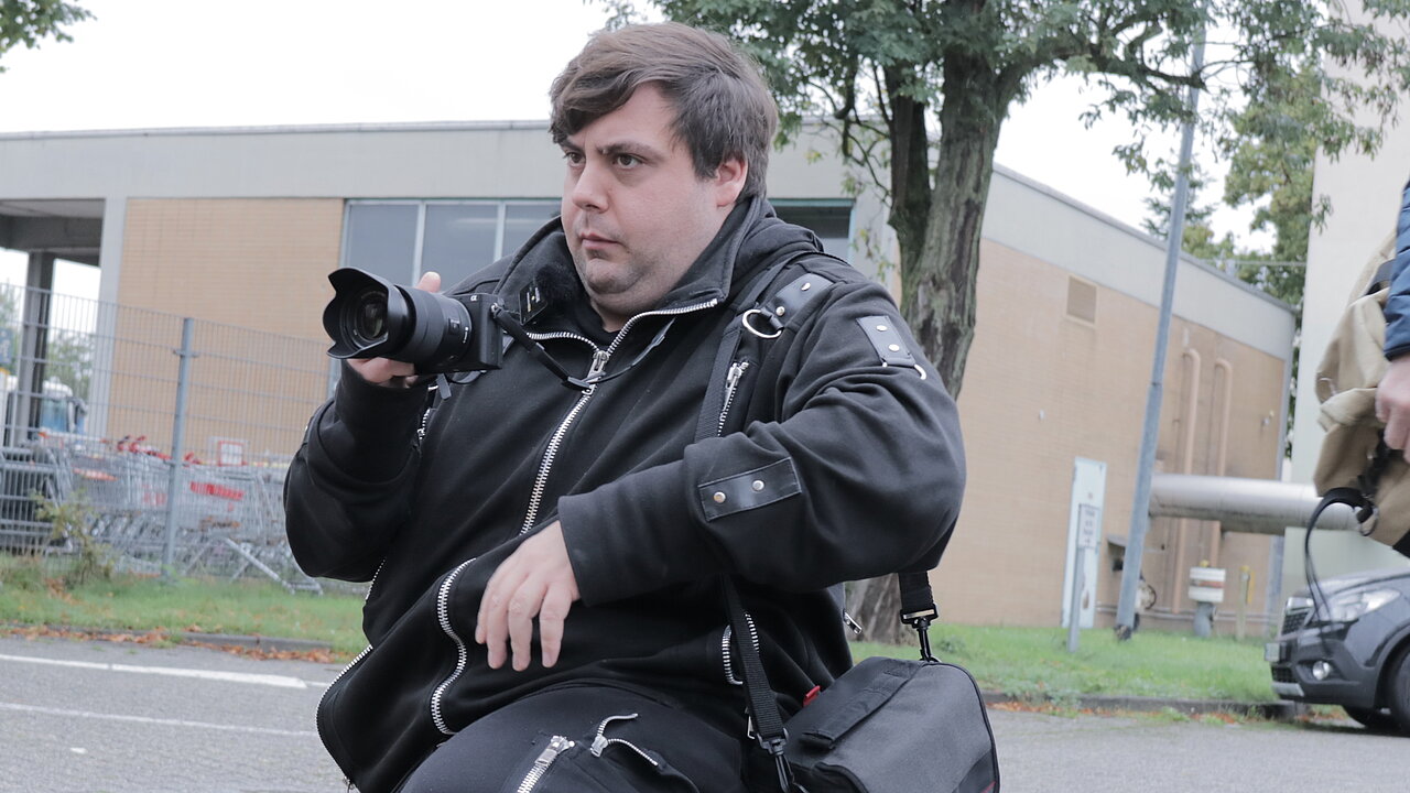 Als Video-Journalist arbeitet Sebastian Herzberg für das Behindertenwerk Main Kinzig (BWMK).