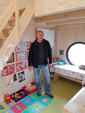 Bürgermeister Oliver Lankes im Tiny House