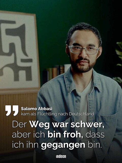 Zu sehen ist der junge Afghane Salomo Abbesi. Er sitzt auf einem Stuhl und blickt direkt in die Kamera. Darunter ein Zitat in weißer Schrift: Der Weg war schwer, aber ich bin froh, dass ich ihn gegangen bin. 