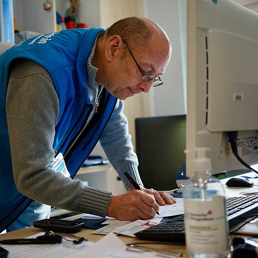 Leif Muraswski kümmert sich um die Anliegen von Reisenden und Bedürftigen.