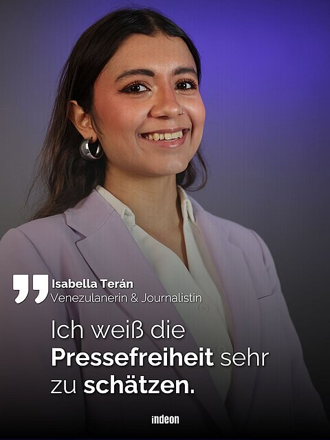 Auf dem Bild ist die junge Frau Isabella Terán aus Venezuela zu sehen. Sie ist steht leicht nach rechts gedreht und blickt direkt lächelnd in die Kamera. Sie trägt eine weiße Bluse und einen roséfarbenen Blazer. Auf dem Bild steht in weißer Schrift: Ich weiß die Pressefreiheit sehr zu schätzen