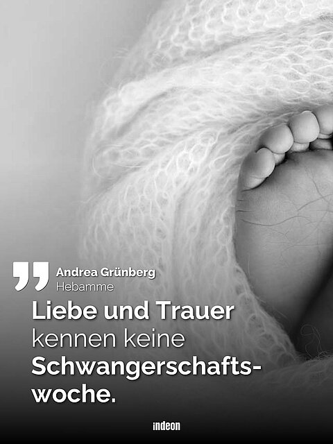 Schwarzweißbild von Babyfüßen eingewickelt in eine Decke. Dazu ein Zitat von Hebamme Andrea Grünberg: "Liebe und Trauer kennen keine Schwangerschaftswoche."