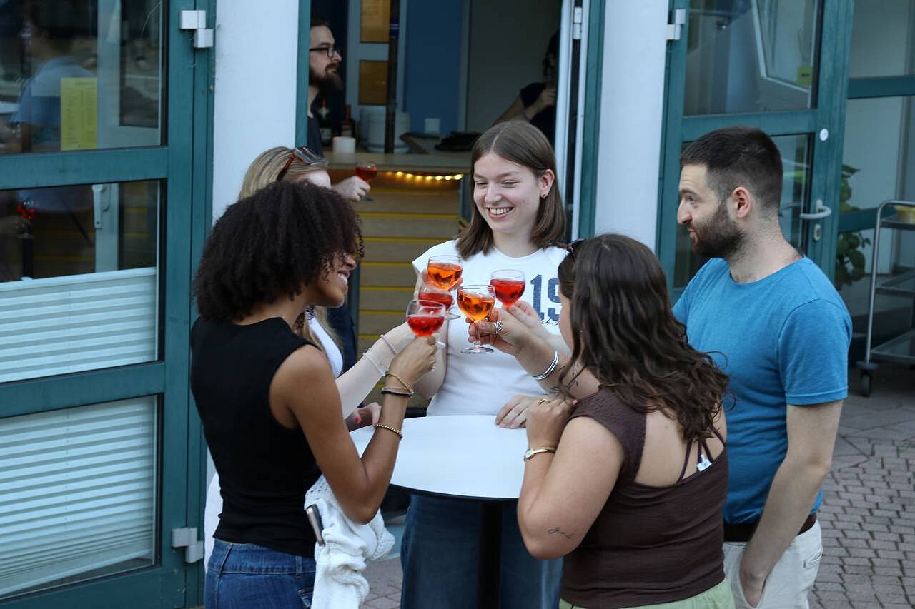 junge Menschen stoßen mit Aperol an