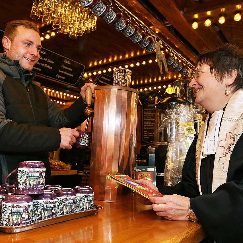 Schaustellerseelsorgerin Christine Beutler-Lotz auf dem Weihnachtsmarkt