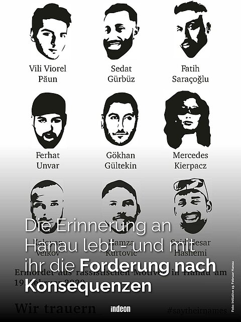 Die Gesichter der Opfer des Anschlags in schwarz-weiß und ihre Namen. Text: Die Erinnerung an Hanau lebt und mit ihr die Forderung nach Konsequenzen