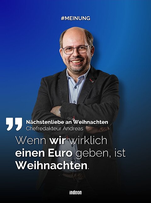 Der Chefredakteur des Medienhauses der EKHN steht lächelnd vor blauem Hintergrund und verschränkt die Arme. Vor ihm ist die Texteinblendung „Wenn wir wirklich einen Euro geben ist weihnachten.“