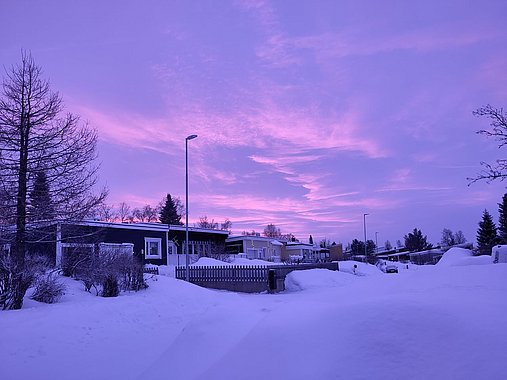 Haus im Schnee am Abend