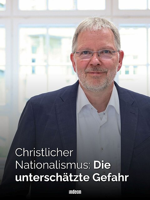 Ein Mann mit kurzem weißen Haar, weißem Bart und Brille, er trägt ein dunkles Sakko und ein weißes Hemd. Text: Christlicher Nationalismus: Die unterschätzte Gefahr
