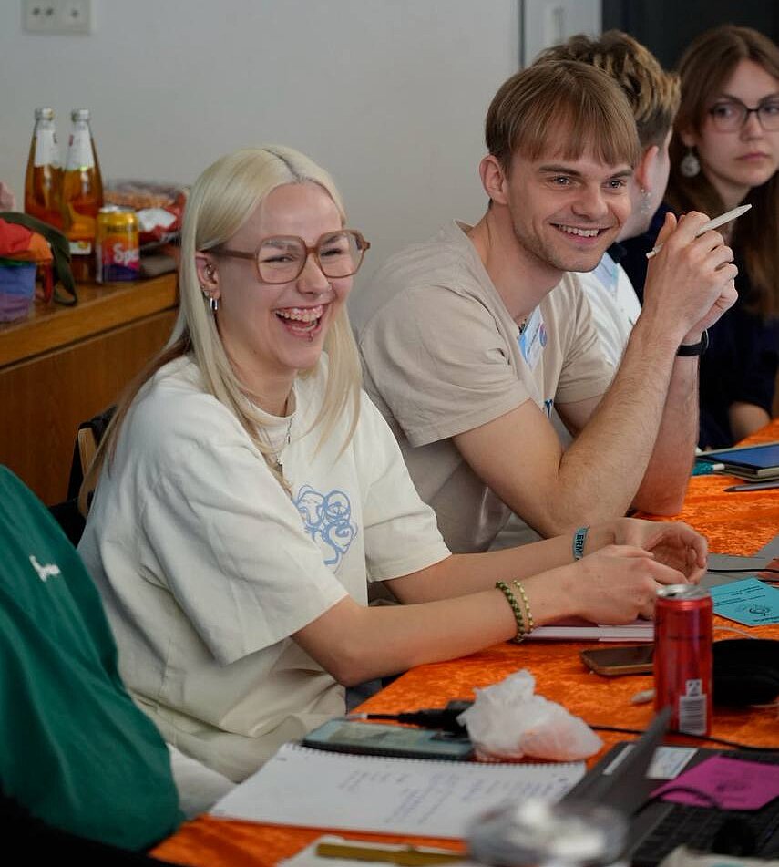 lachende junge Menschen auf einer Sitzung