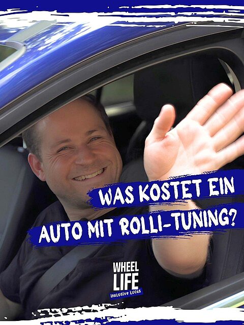 Eine Person sitzt in einem blauen Auto und winkt aus dem geöffneten Fenster. Text: Was kostet ein Auto mit Rolli-Tuning