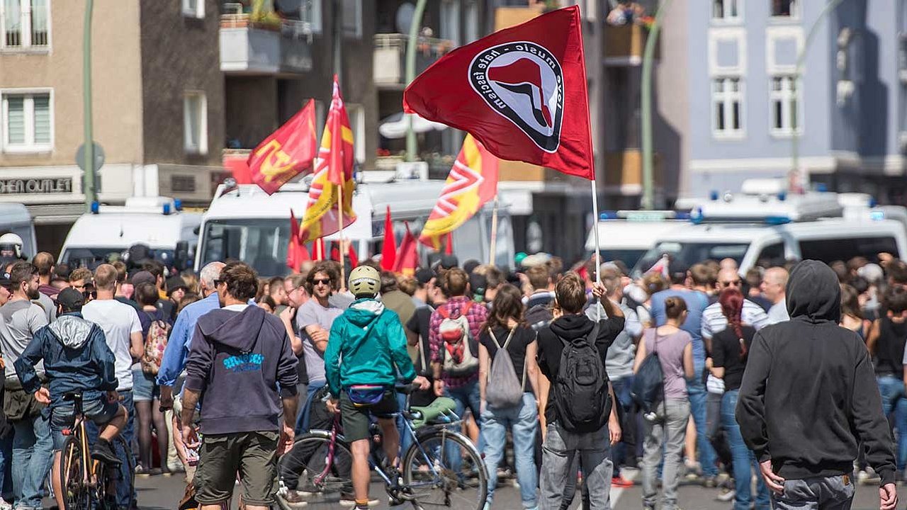 Demonstration gegen einen Aufzug von Neonazis 2017 in Berlin