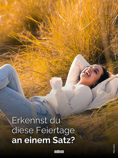 Eine Frau mit Jeans und weißer bluse liegt in einem Feld und lächelt glücklich in den Himmel. Text: Erkennst du diese Feiertage an einem Satz?