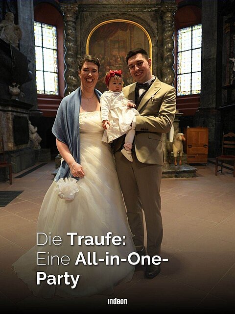 Ein Hochzeitspaar steht in einer Kirche. Sie haben ein Kleinkind im Taufkleid auf dem Arm. Die Frau trägt ein weißes Hochzeitskleid und der Mann einen beigen Anzug. Text: Die Traufe: eine All-in-One-Party