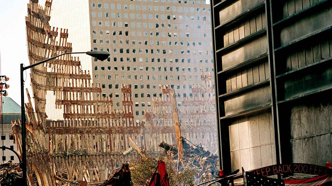 World Trade Center Schutt: Stahlskelett des Tower South im Ground Zero, nur Tage nach dem Terroranschlag vom 11. September 2001, bei dem die 110-stöckigen Zwillingstürme in New York City, USA, zum Einsturz gebracht wurden.