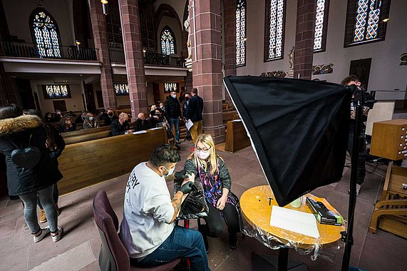 Tätowieraktion in der Frankfurter Liebfrauen-Kirche