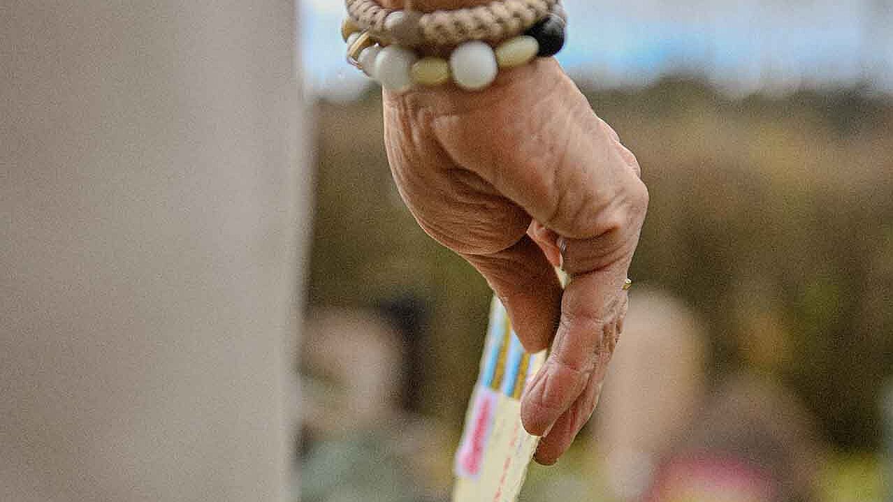 Eine Frau hält einen Brief in der Hand