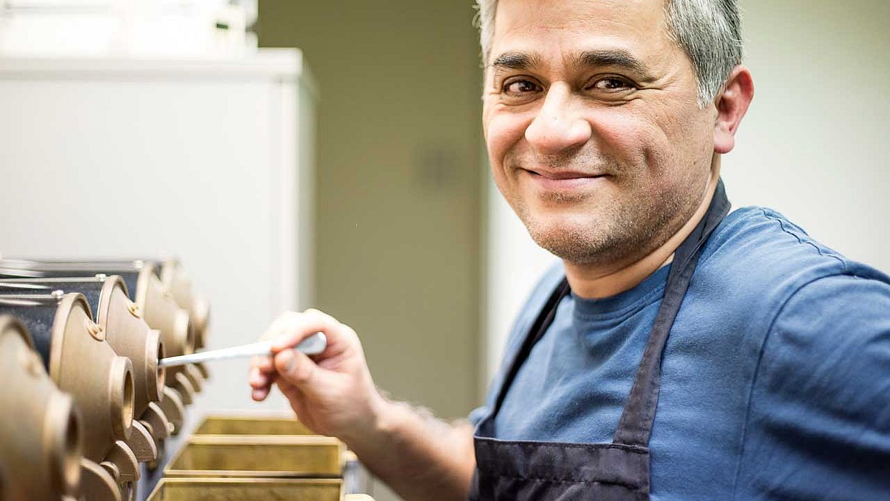 Kleber Cruz García testet Kaffeebohnen