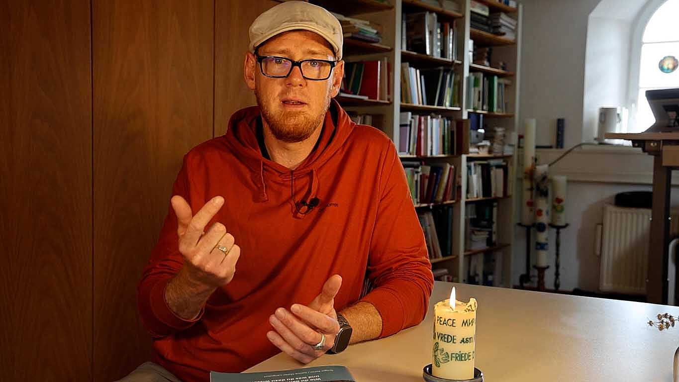 Gregor Rehm sitzt in seinem Büro