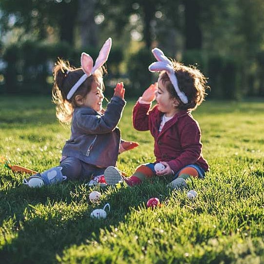 Kinder beim Ostereier finden