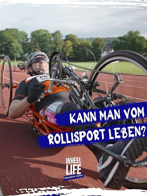 Ein Mann mit Radfahrer-Montur und Helm in einem Handbike: ein Gefährt in dem man auf dem Rücken liegt, es hat hinten zwei Räder und vorne eins. Der Antrieb wird mit den Händen über eine Kurbel betrieben. Text: KANN MAN VOM ROLLISPORT LEBEN?