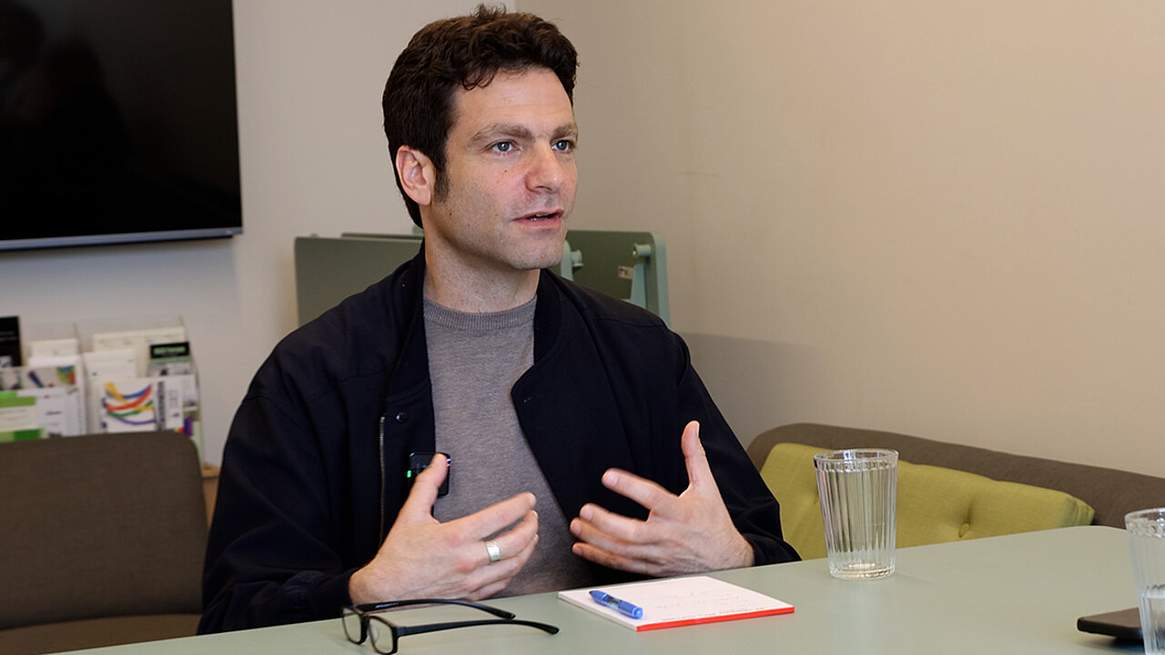 Ofer Waldman im Büro in Tel Aviv