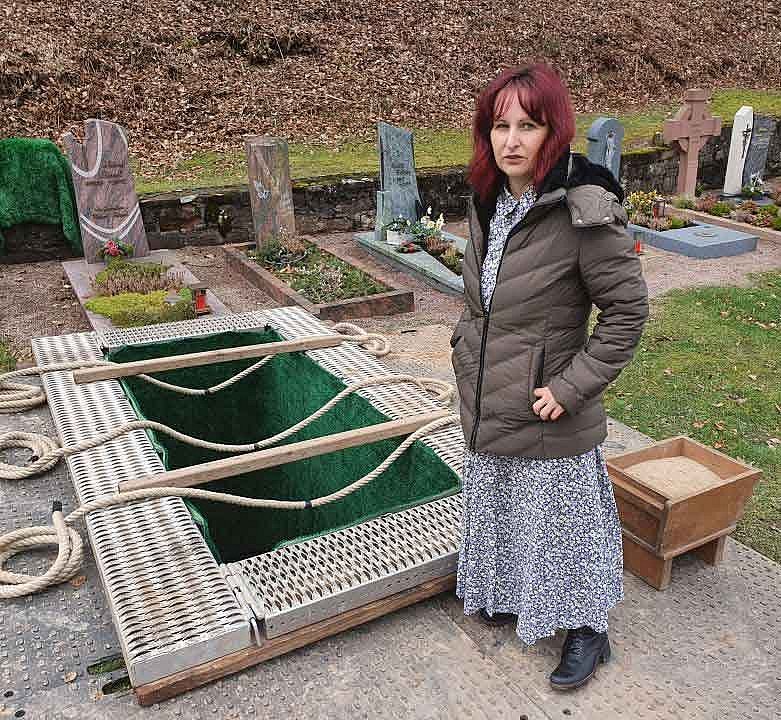 Ein offenes Grab erinnert an den Tod
