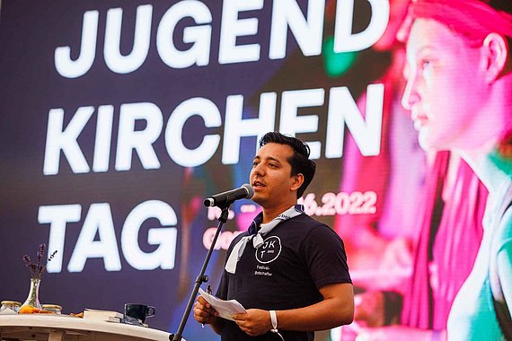 Faiaz Ahmadi auf einer Bühne des Jugendkirchentags