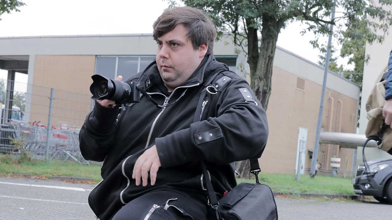 Als Video-Journalist arbeitet Sebastian Herzberg für das Behindertenwerk Main Kinzig (BWMK).