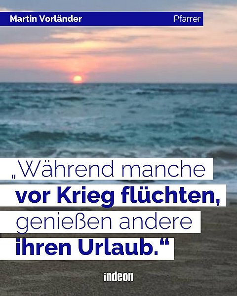 Zitat von Martin Vorländer: „Während manche vor Krieg flüchten, genießen andere ihren Urlaub.“ auf einem Hintergrund mit sonnigem Meer und bewölktem Himmel, 