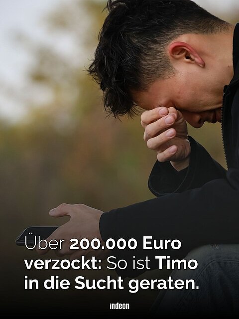 Ein Mann hält sein Handy in der Hand und ist traurig. Er ist den Tränen sehr nah.