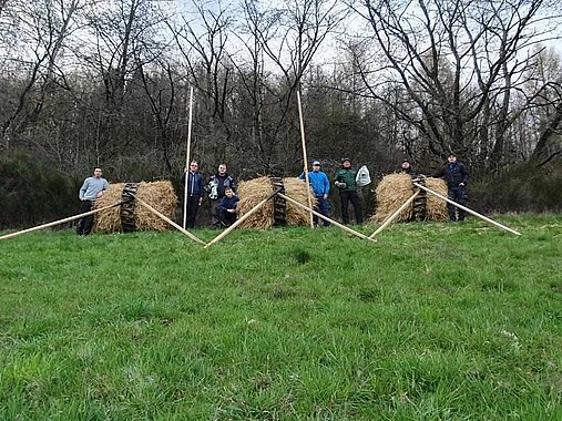 Team vom Feuerräderlauf in Günsterode auf einer Wiese mit Heuballen 