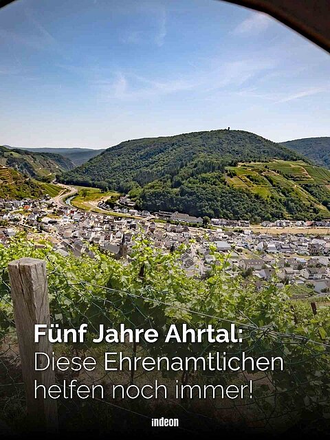 Blick über das Ahrtal mit Weinbergen und Ortschaft, Text: „Fünf Jahre Ahrtal: Diese Ehrenamtlichen helfen noch immer!“