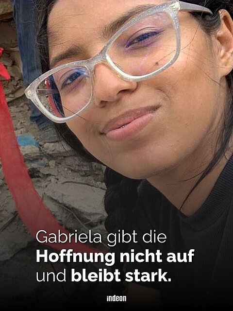 Gabriela inmitten der Trümmer im Erdbeben-Gebiet in Venezuela. 