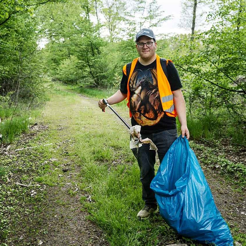 Florian Früchel sammelt fast jedes Wochenende Müll ein