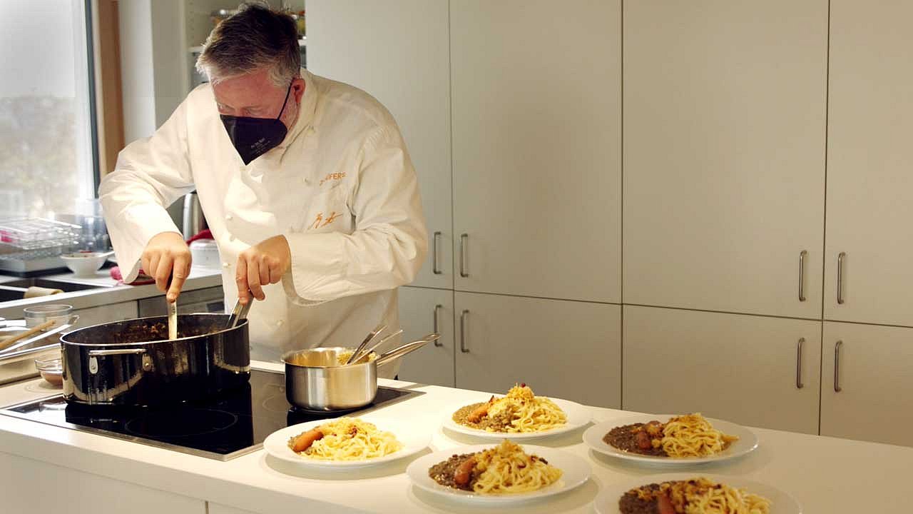 Im Hospiz richtet Jörg Ilzhöfer jeden Teller an und serviert den Gästen das Essen.