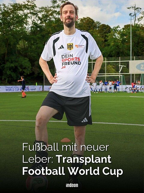 Ein Mann mit schwarz-weißem Fußballtrikot steht auf einem Fußballplatz, die Arme in die Hüfte gestemmt, unter dem rechten Fuß ein Fußball. Text: Fußball mit neuer Leber: Transplant Football World Cup