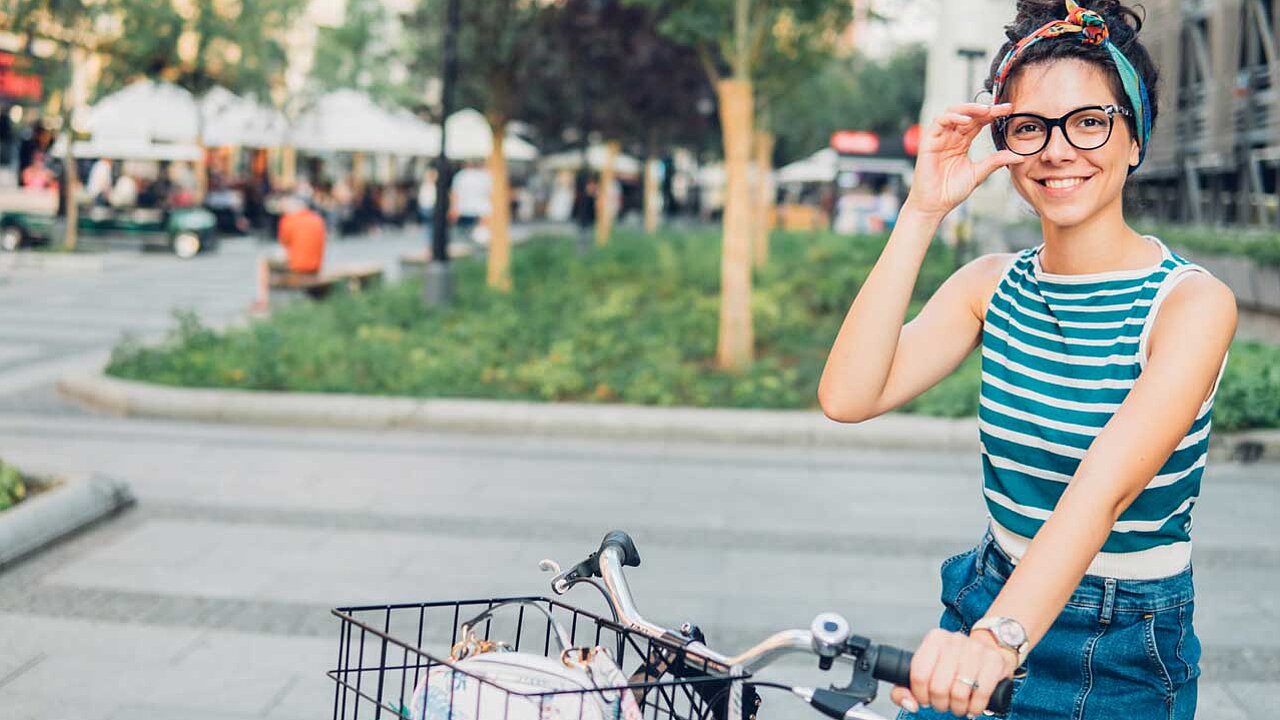 Fröhliche Frau auf ihrem Fahrrad 