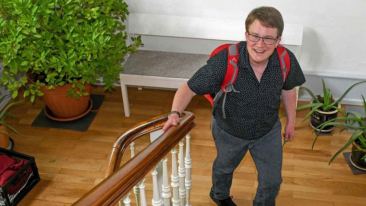 Samuel Schelle geht die Treppe hoch