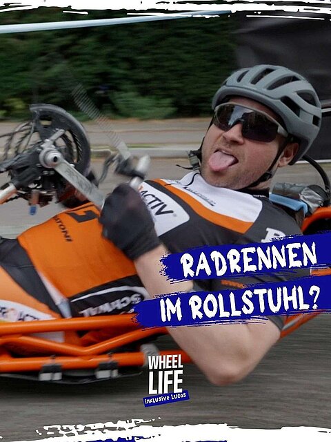 Ein Mann mit Radfahrer-Montur und Helm in einem Handbike: ein Gefährt in dem man auf dem Rücken liegt, es hat hinten zwei Räder und vorne eins. Der Antrieb wird mit den Händen über eine Kurbel betrieben. Text: RADRENNEN IM ROLLSTUHL?